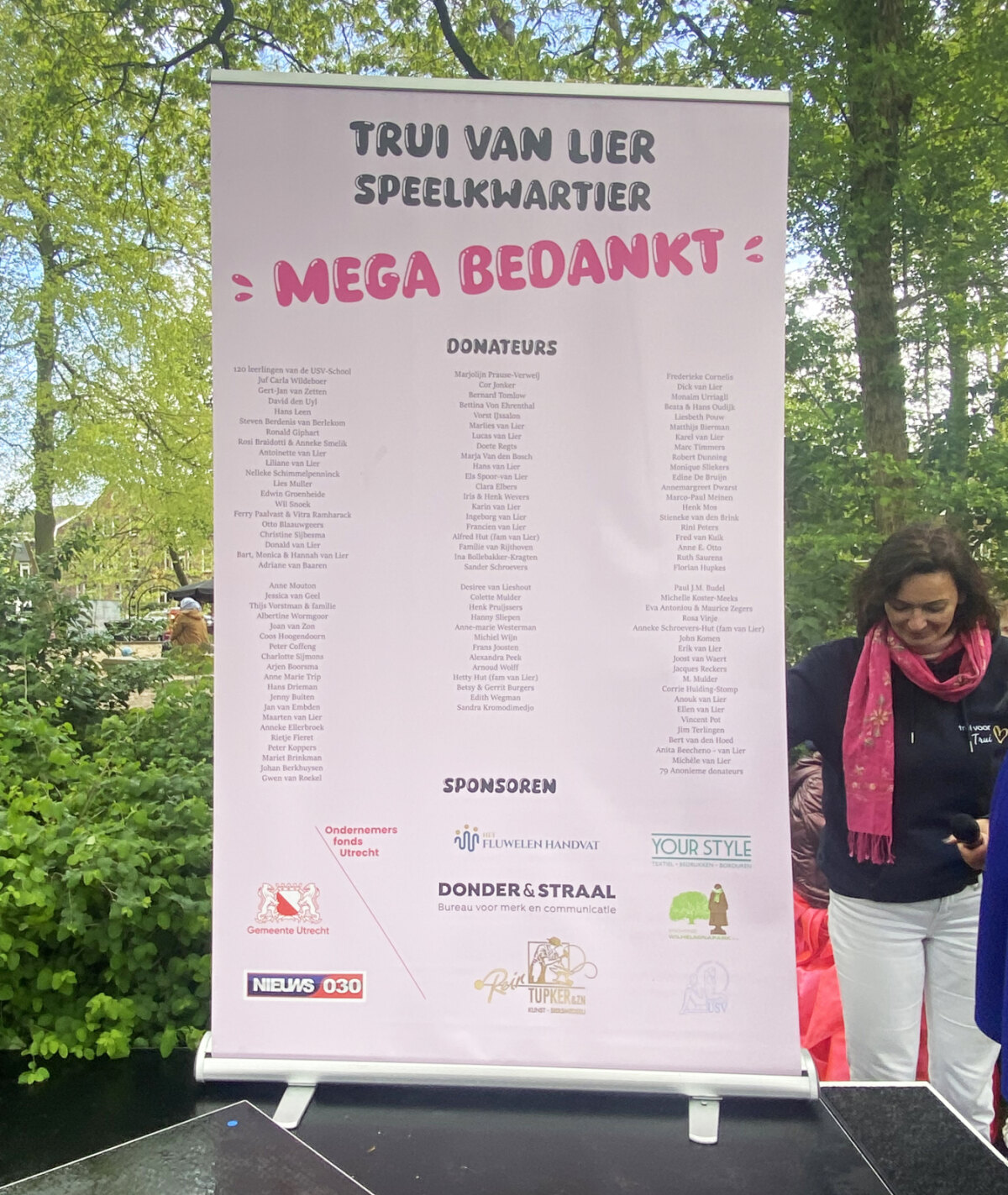 Er was een 'dank-banner', met daarop ook Nieuws030. Ernaast staat 'de spreekstalmeester' Lies van Gorkom. Foto: JT