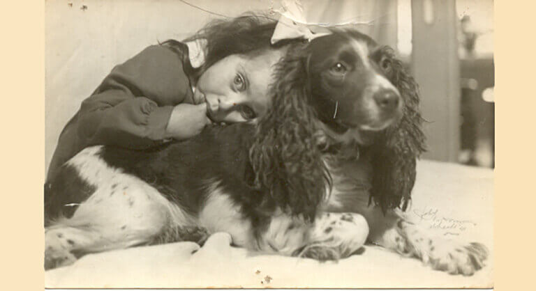 Phili in 1942 met de hond van haar oma, Loeki.  Foto: familie-archief