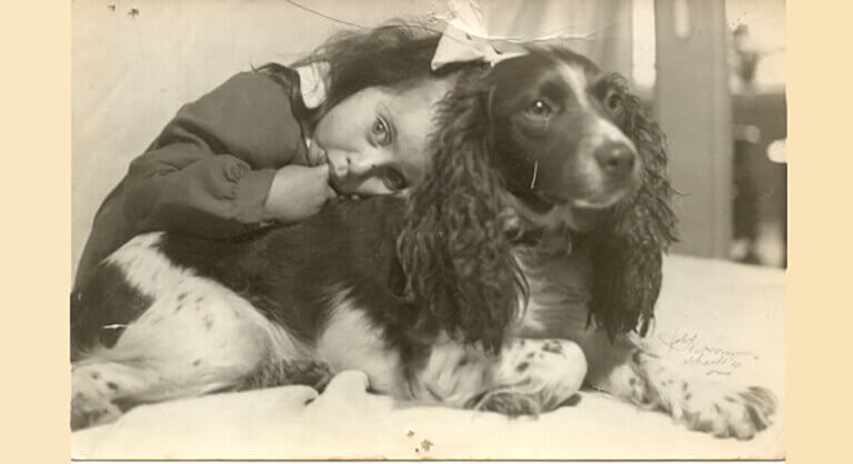 Phili in 1942 met de hond van haar oma, Loeki. Foto: familie-archief