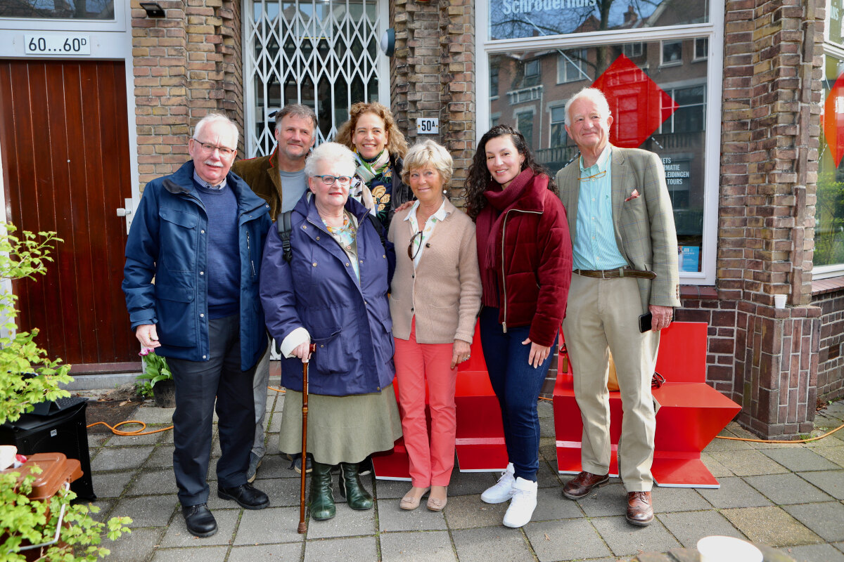 Leden van de familie Van Lier gingen op de foto samen met initiatiefnemer Jim Terlingen (tweede van links). Foto: TvdB