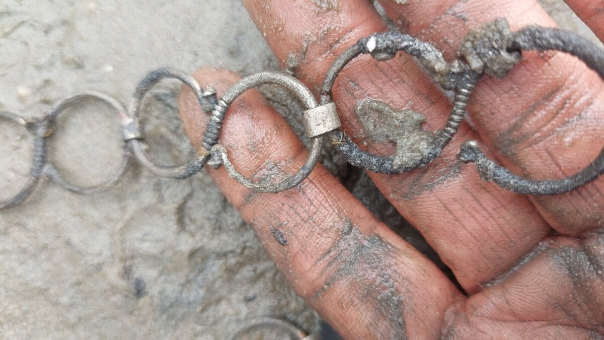 Detail van de zilveren gordelketting uit de poel