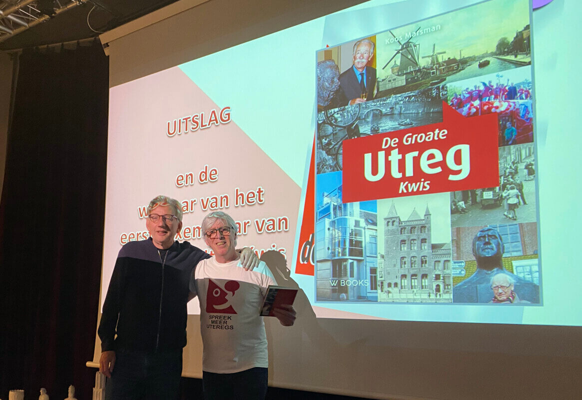 De winnaar van de quiz tijdens de boekpresentatie was journalist Bert van den Hoed (links). Hij kreeg het eerste exemplaar uit de handen van de man naast hem, Koos Marsman (Ton van den Berg). Foto: JT 