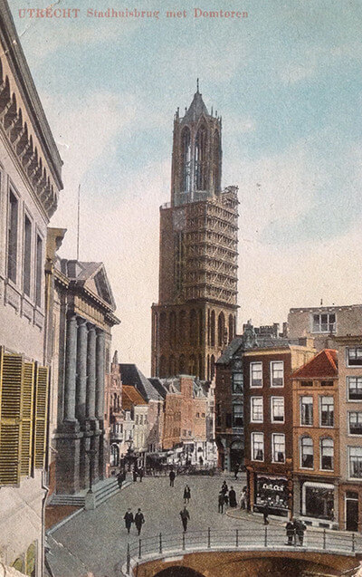 Ingekleurde ansichtkaart met de 'klassieke' afbeelding: Stadhuisbrug, Vismarkt en Domtoren.