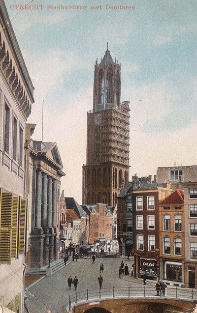 Ingekleurde ansichtkaart met de 'klassieke' afbeelding: Stadhuisbrug, Vismarkt en Domtoren.