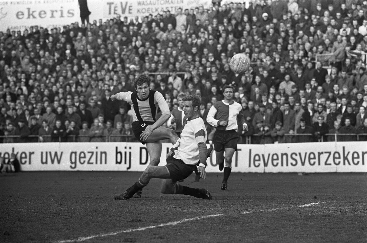17 maart 1968. D.O.S. tegen Feyenoord (2-0). Leo van der Veen in duel met Hans Kraay. Foto: Ron Kroon / Anefo, CC0, via Wikimedia Commons