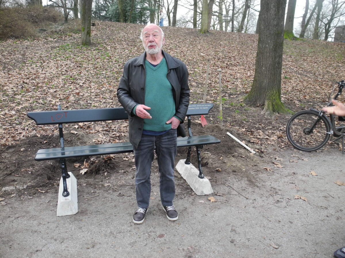Initiatiefnemer Arjaan van Nimwegen vertelt over het spoorloos verdwenen bankje. Foto: Joost van Waert