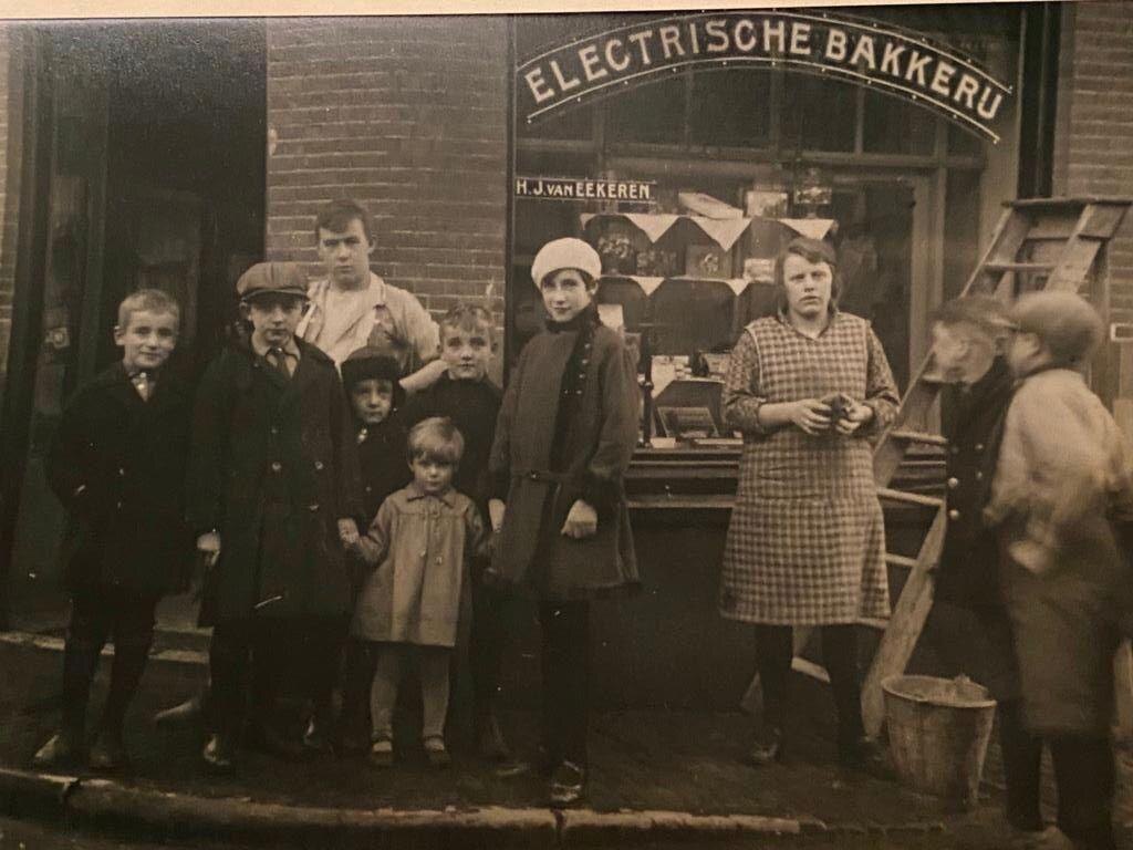 Kinderen van Van Eekeren voor de bakkerij op Notebomenlaan 49. Foto: familiearchief Van Eekeren