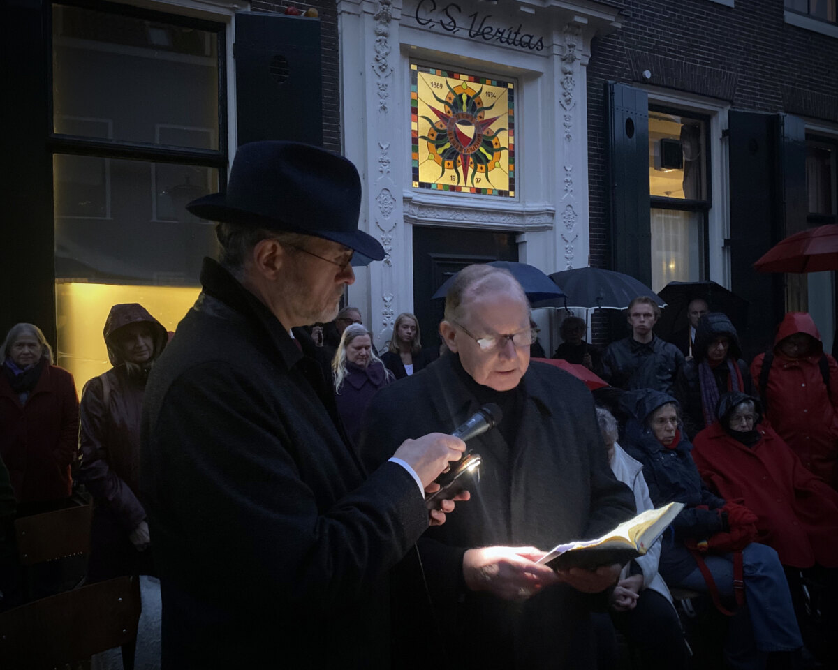 Kardinaal Eijk las tegen het eind - het begon al te schemeren - een tekst voor. Foto: JT