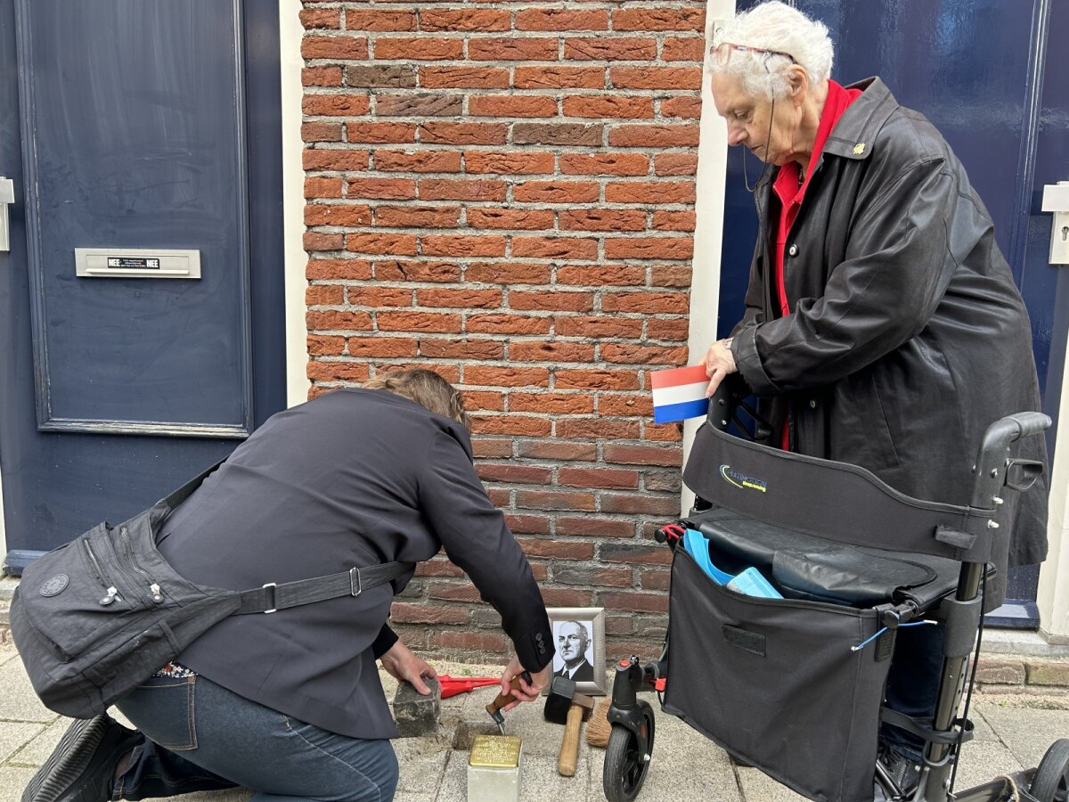 Leny (rechts) en Anita plaatsen het steentje. Foto: Jim Terlingen