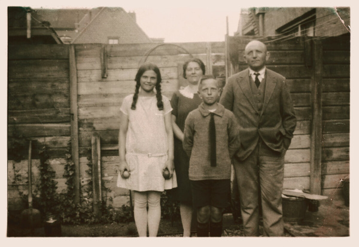 Dani&euml;l, Barbera en hun kinderen Beb en Daan in de achtertuin van hun huis aan de Cypresstraat 3. Foto
uit ongeveer 1925/26 toen ze er net waren komen wonen.