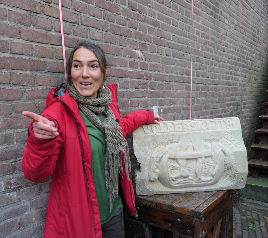 Laura Kok en de nieuwe steen. Foto: MD