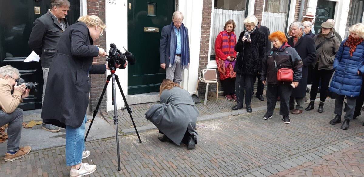 Wethouder Oosters plaatst de eerste struikelsteen voor nummer 335. Foto: Fred Nuwenhuis