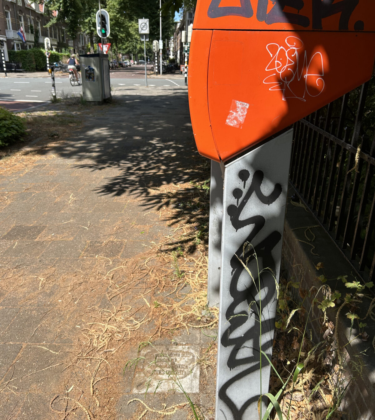 Een van Van Puttens 'ambitie-tegels' op de Prins Hendriklaan. Foto: JT