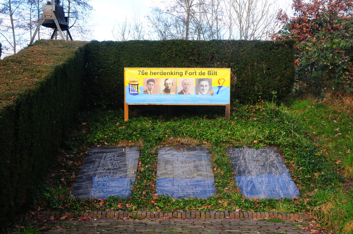 Drie van de zes naamstenen, gefotografeerd voorafgaand aan de herdenking in 2021. Foto: Het Utrechts Archief