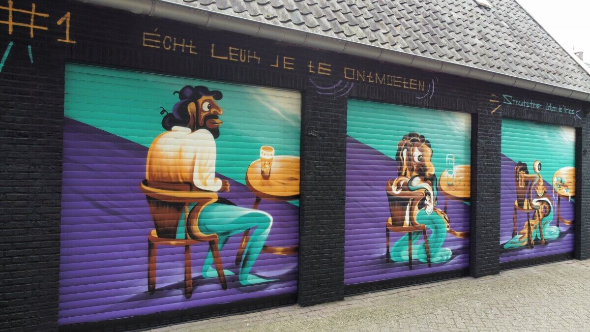 De eerste strip op de drie garagedeuren (foto Munir de Vries)