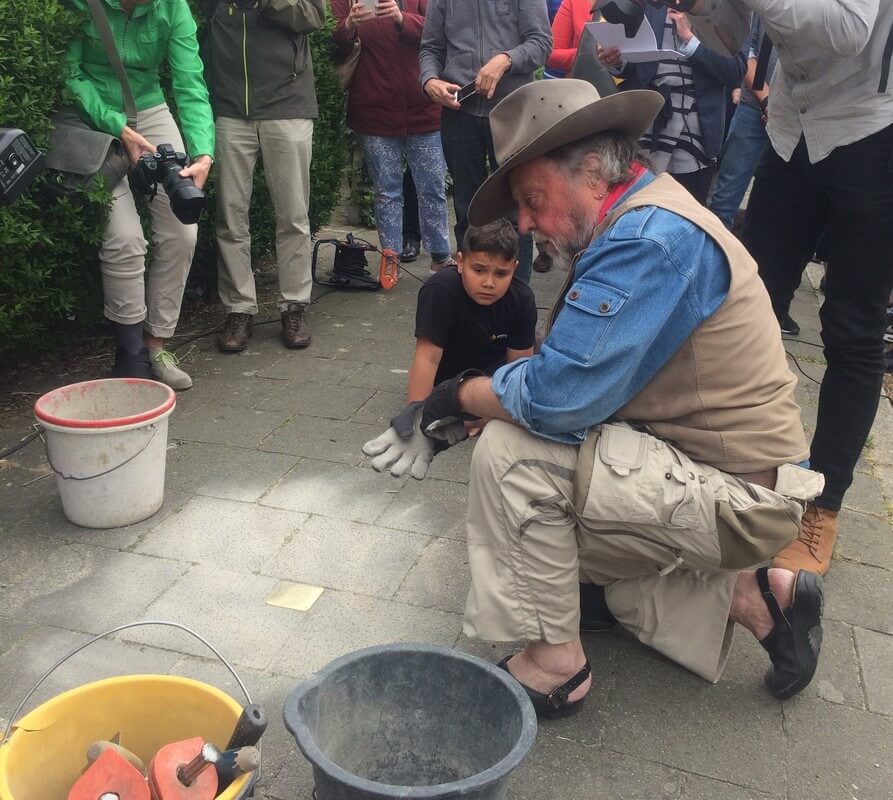 Gunter Demnig voor Franz Schubertstraat 37. Foto: Jim Terlingen