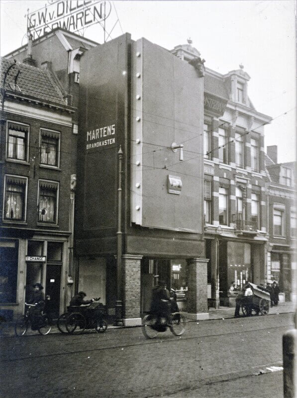 De voorgevel van Vredenburg 22, geheel verdwenen achter een bordkartonnen brandkast als reclame tijdens de eerste Utrechtse Jaarbeurs in 1917. Afbeelding: HUA