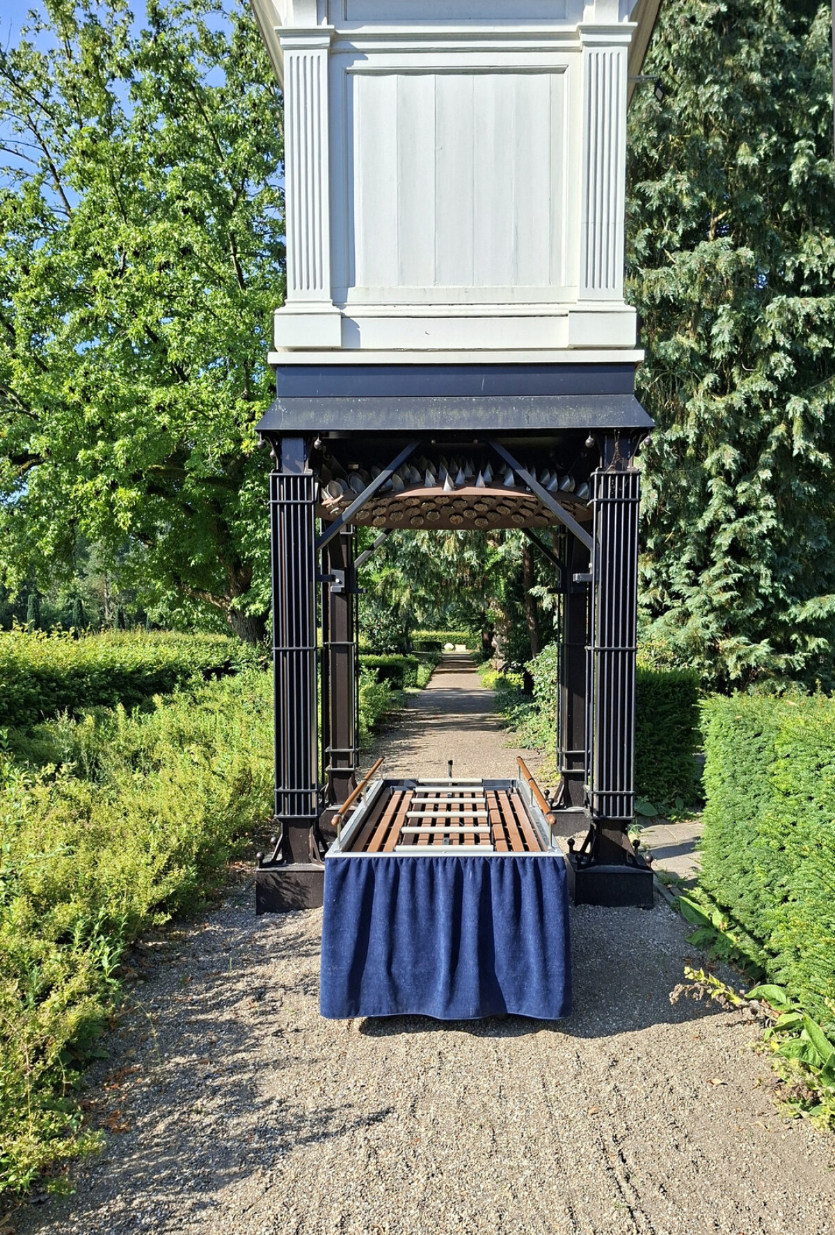 Bij het herdenkingskunstwerk Pneumaphyllotaxis ('de klokkentoren'). Foto: EK