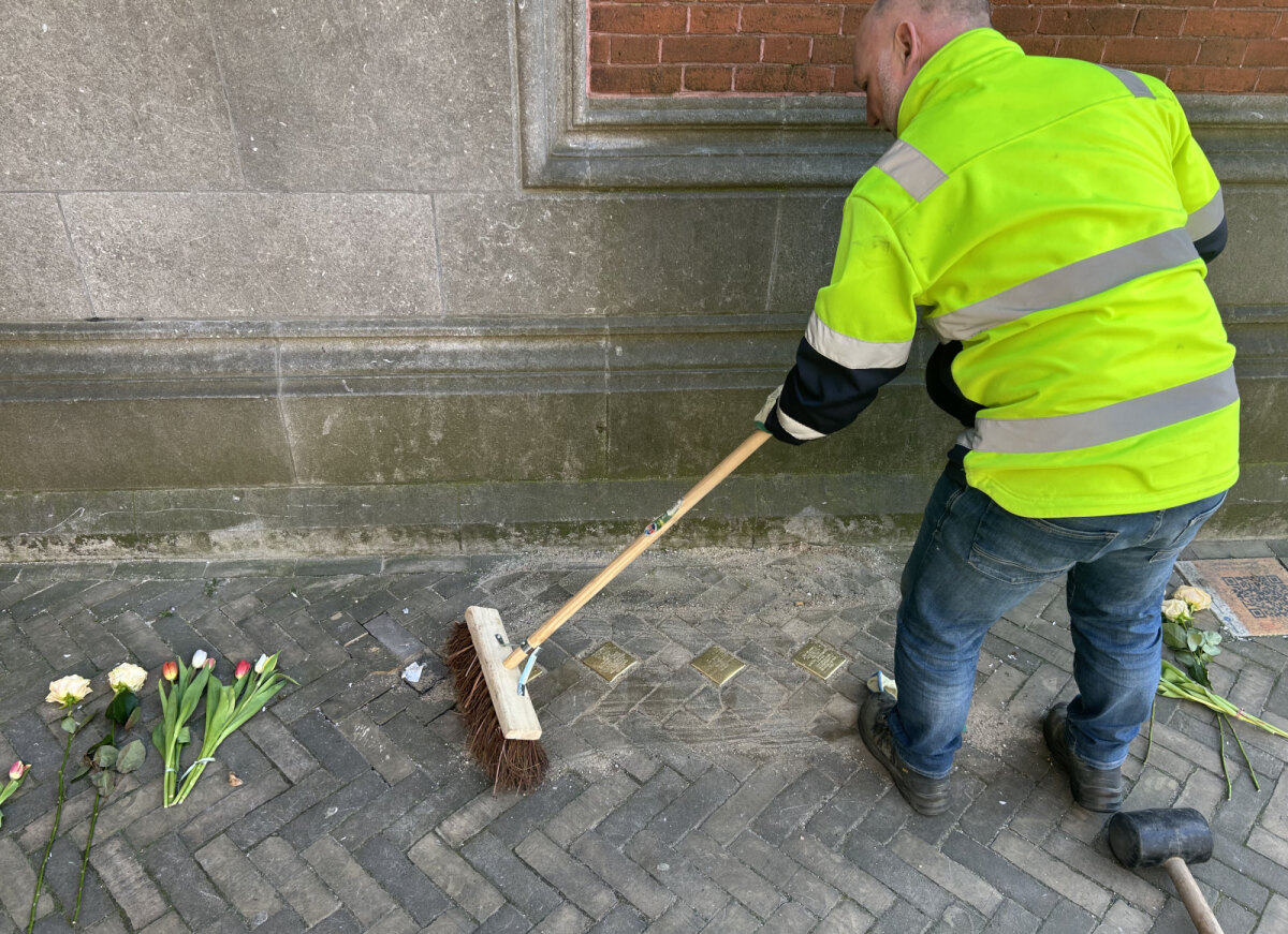 Na de plaatsing deed deze gemeentemedewerker in stillte en met aandacht zijn werk. Alle foto's: Jim Terlingen