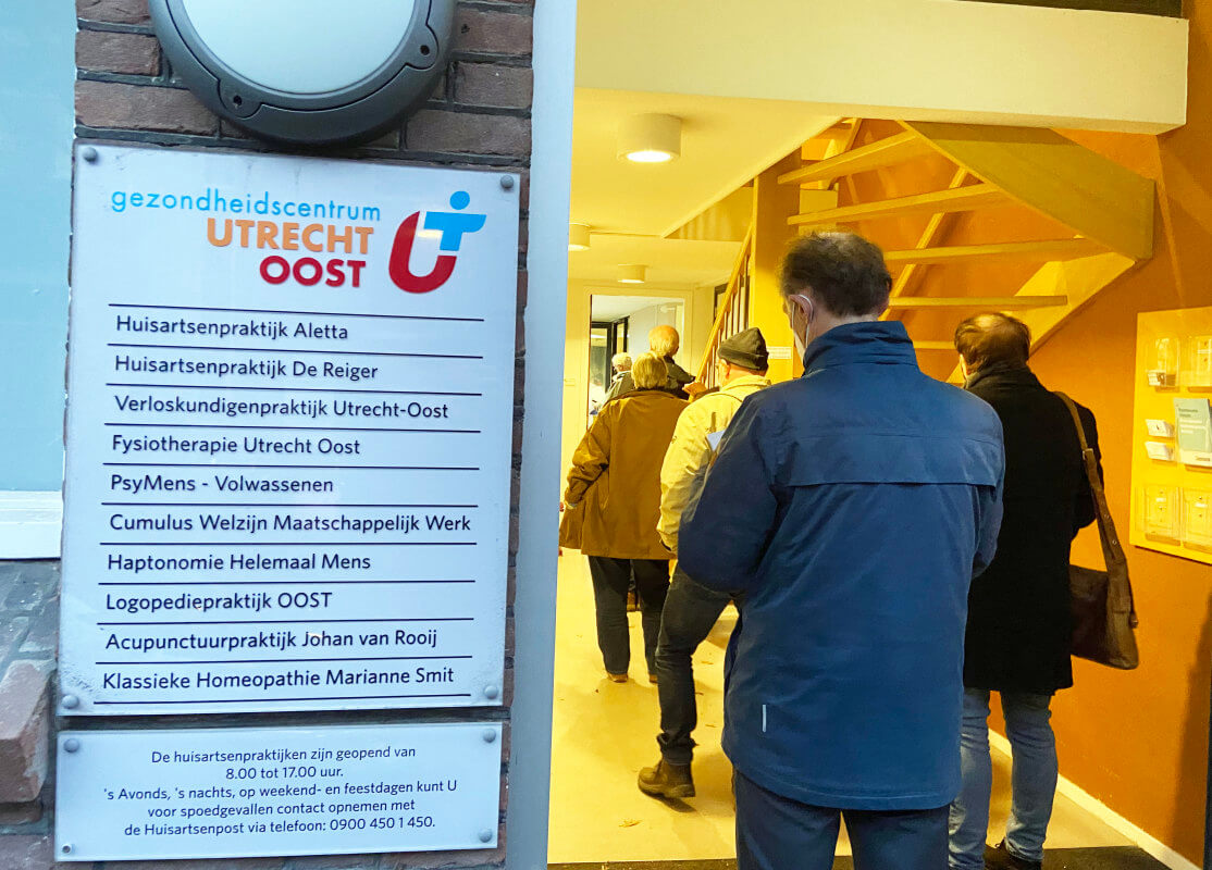 Een rij voor de griepprik in Utrecht-Oost. Foto: Jim Terlingen 