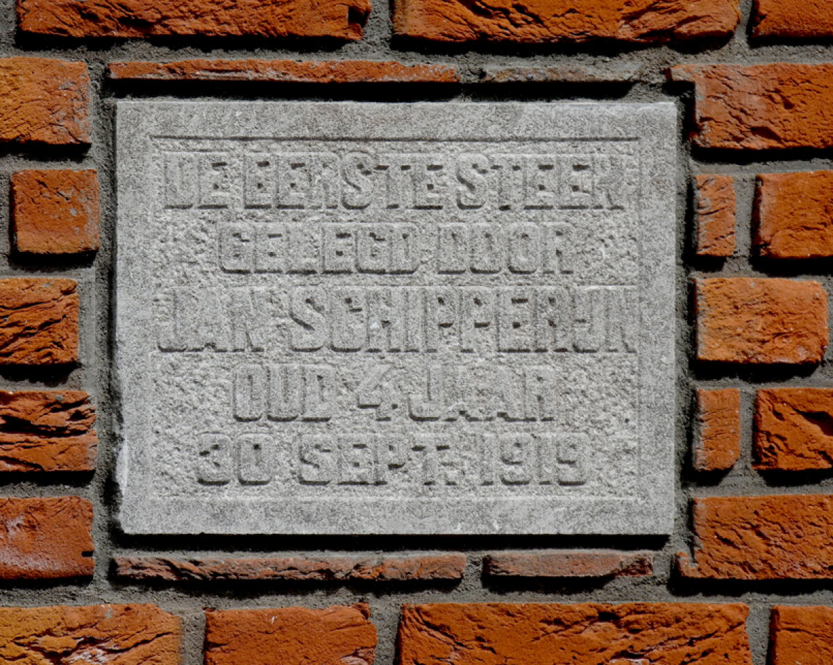 Een eerste steen uit 1919