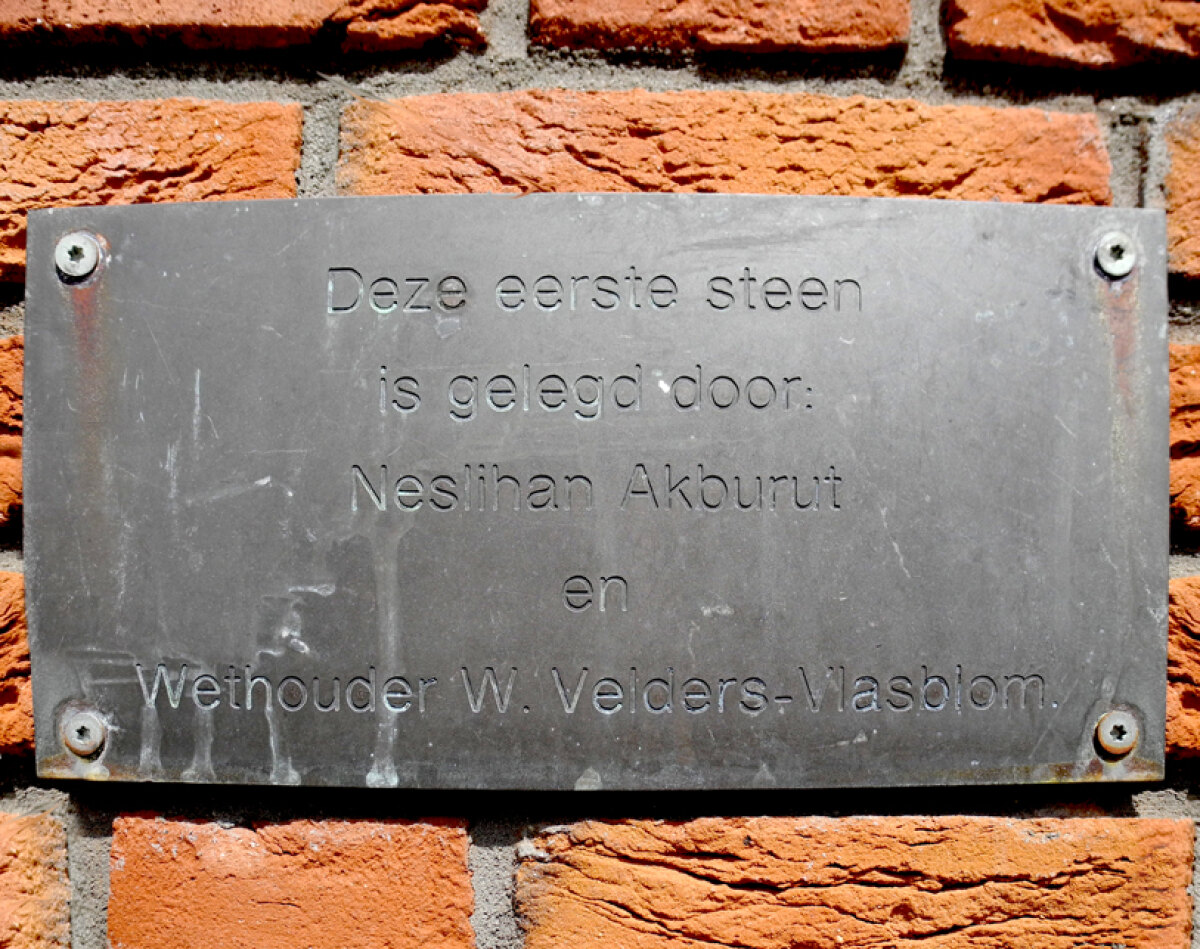Het bronzen plaatje onder het gedenkteken
