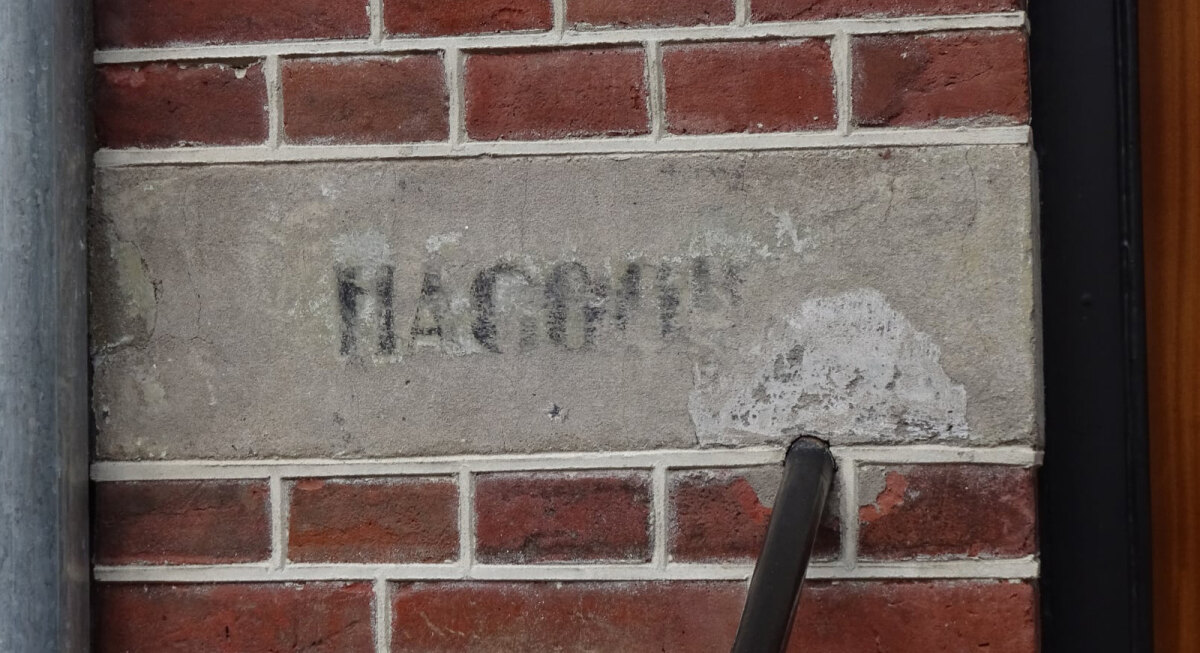 De naam 'Hagoort' naast de voordeur bij Abstederdijk 204. Foto: JvR