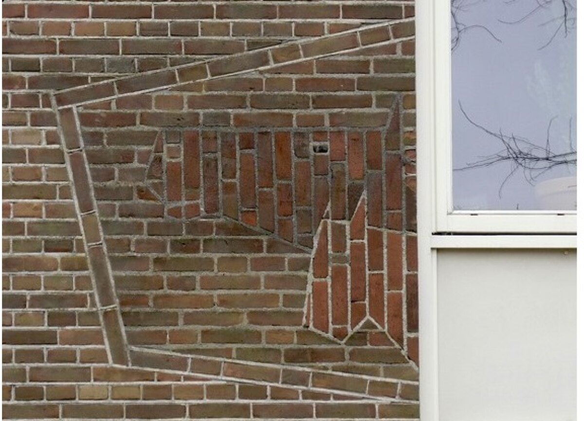 Het halve baksteenkunstwerk op de Hoefijzerstraat. Foto JvW