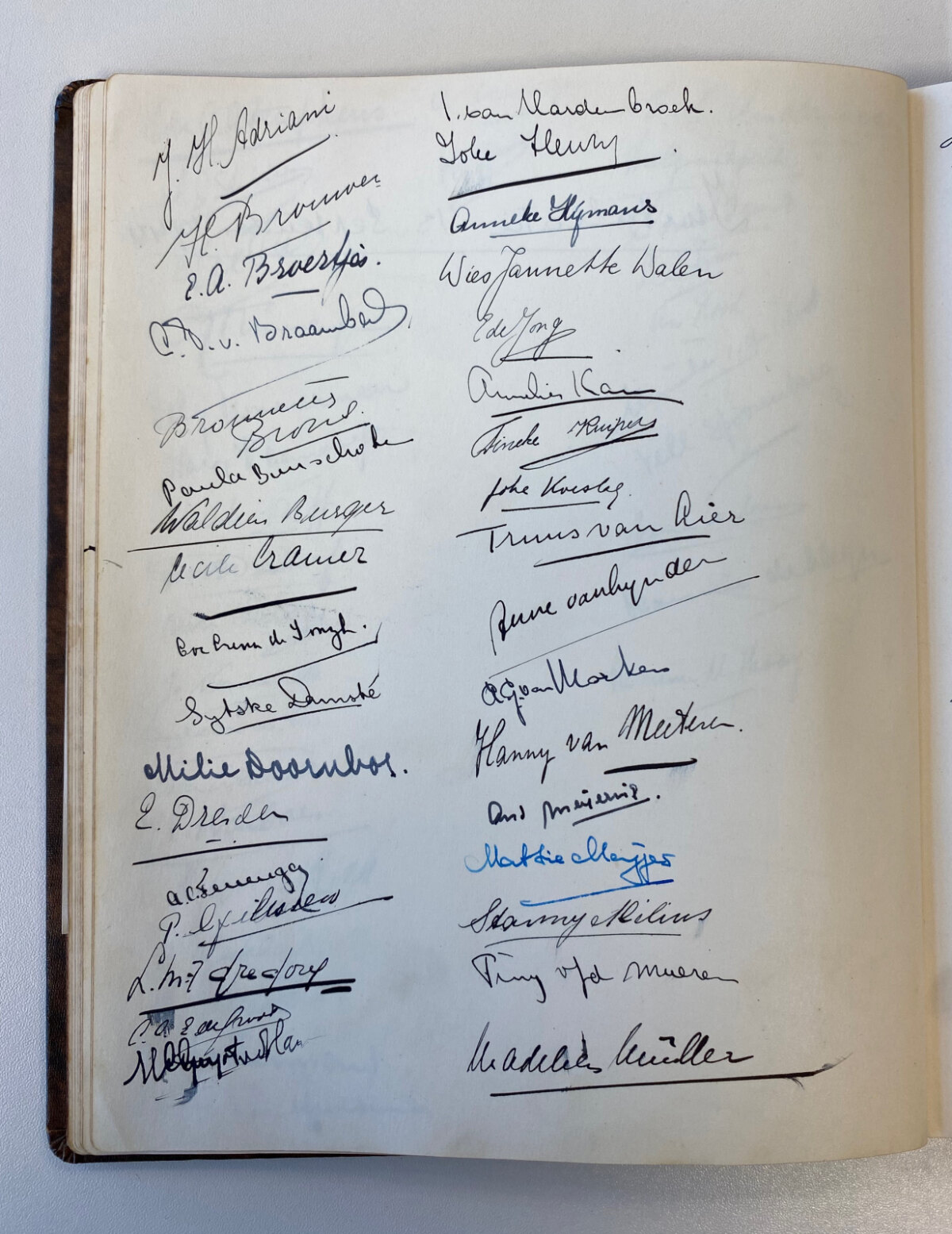 Pagina uit het boekje met handtekeningen van nieuwe UVSV-leden. Deze pagina is op 13-9-1940 gevuld. Foto: Jim Terlingen