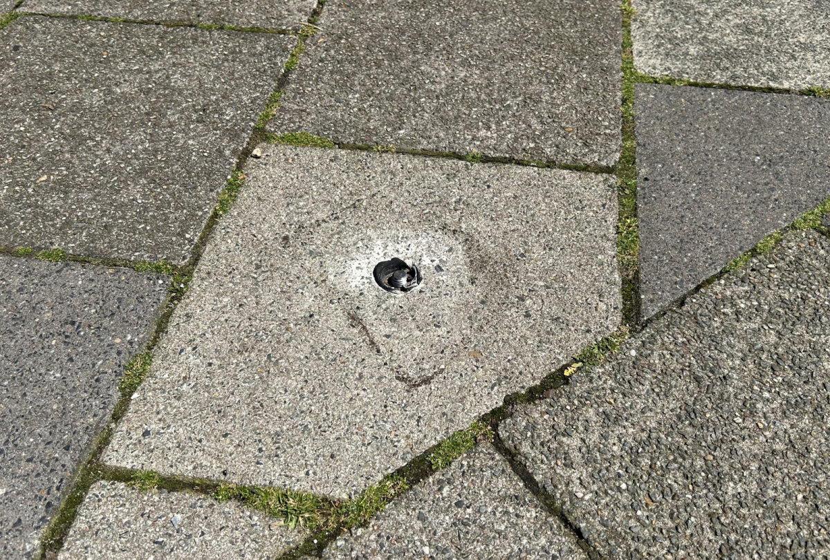 Een van de plekken op de Prins Hendriklaan waar een hartje is verdwenen. Foto: Jim Terlingen