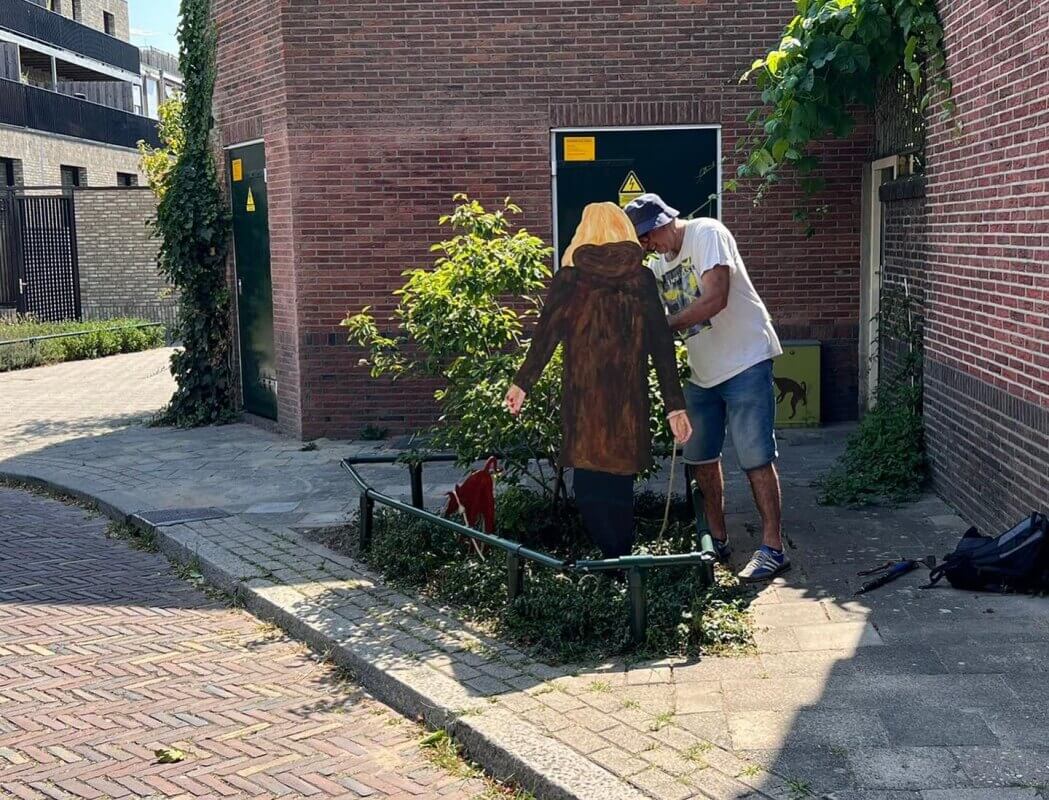 Frans Hofmeester plaatst de vrouw met hond weer terug. Foto: Vince Hofmeester