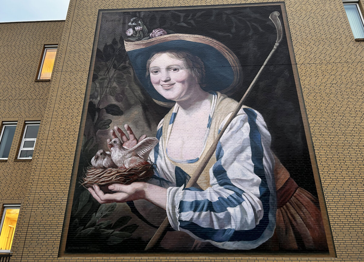 Juni 2026. De gekuiste versie is nog steeds te zien op de zijmuur. Foto: JT