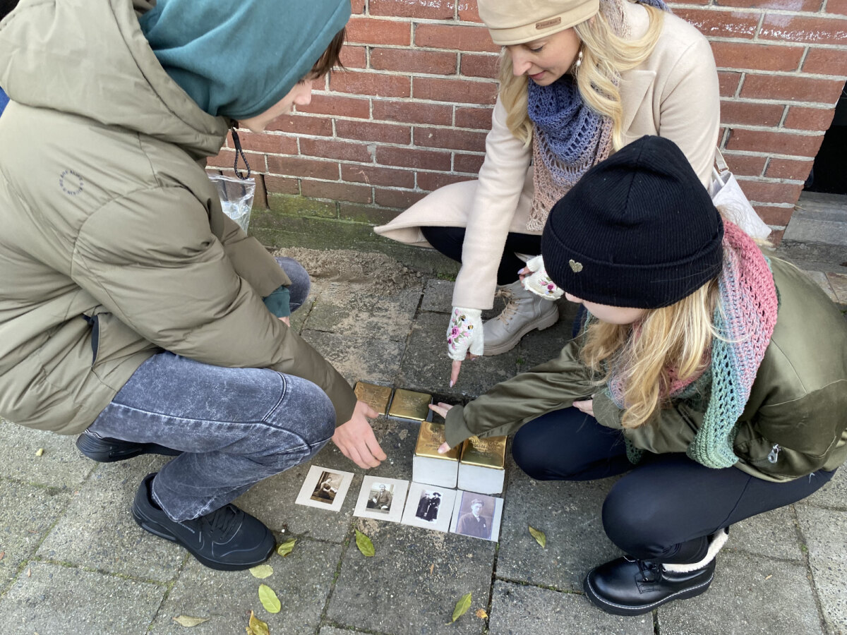 De aanwezige jongsten plaatsen ook een steen. Foto: Jim Terlingen