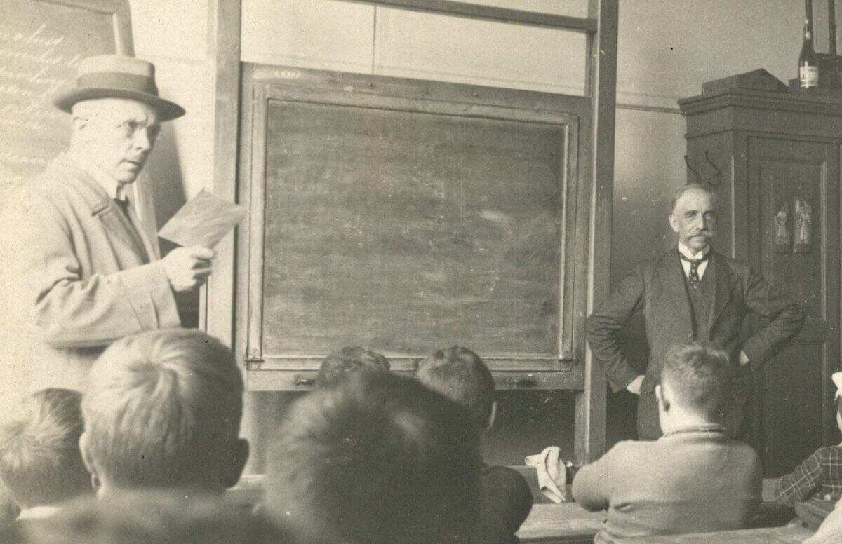 Rond 1935-1940. Links W.G. van de Hulst in een klas van de Nederlands Hervormde Gemeenteschool nr. 4, rechts onderwijzer P. van Dorssen (1885-1957). Foto: Utrechts Archief
