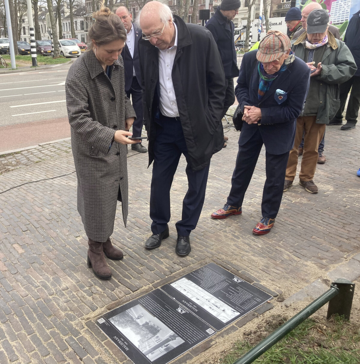 Wethouder Eva Oosters en historicus en televisiemaker Ad van Liempt bij een van de duostenen. Foto: JW