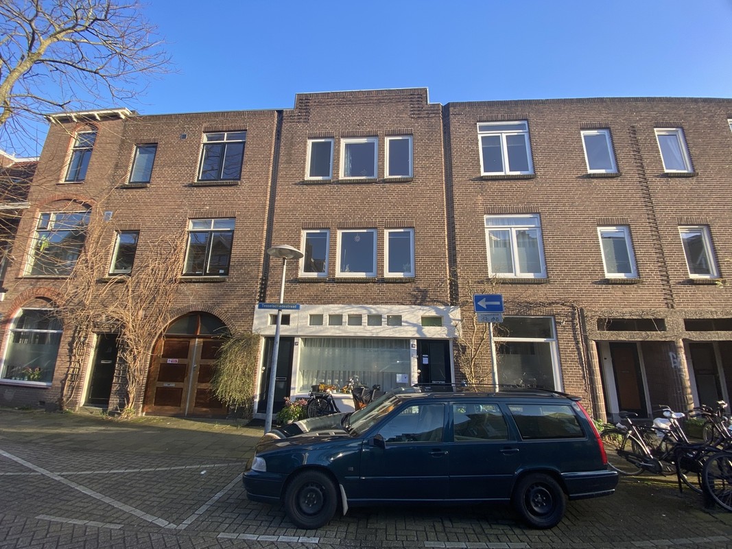 Maart 2020. De witte pui is van Tesselschadestraat 28, aan de linkerkant ervan de deur naar de bovenwoning, nummer 28 bis. Foto: J. Terlingen