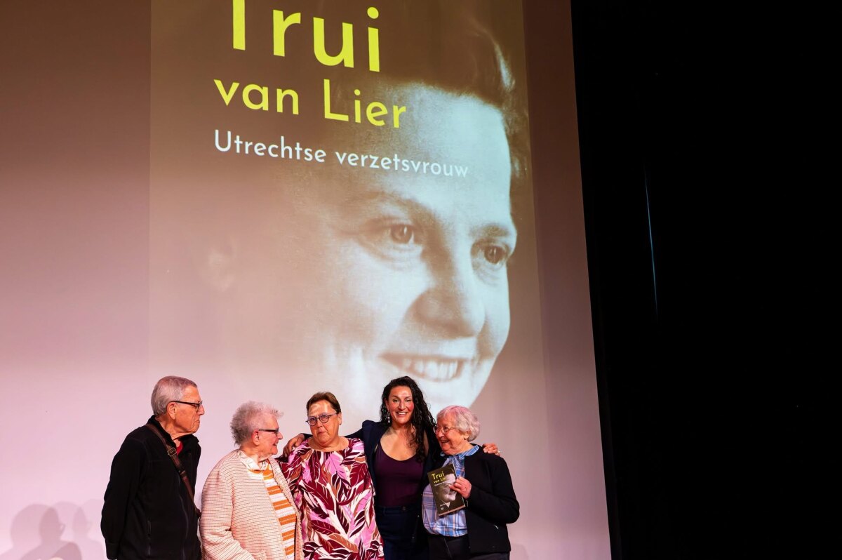 Een afvaardiging van de Van Lier-familie (foto: Harrie van Veen) 