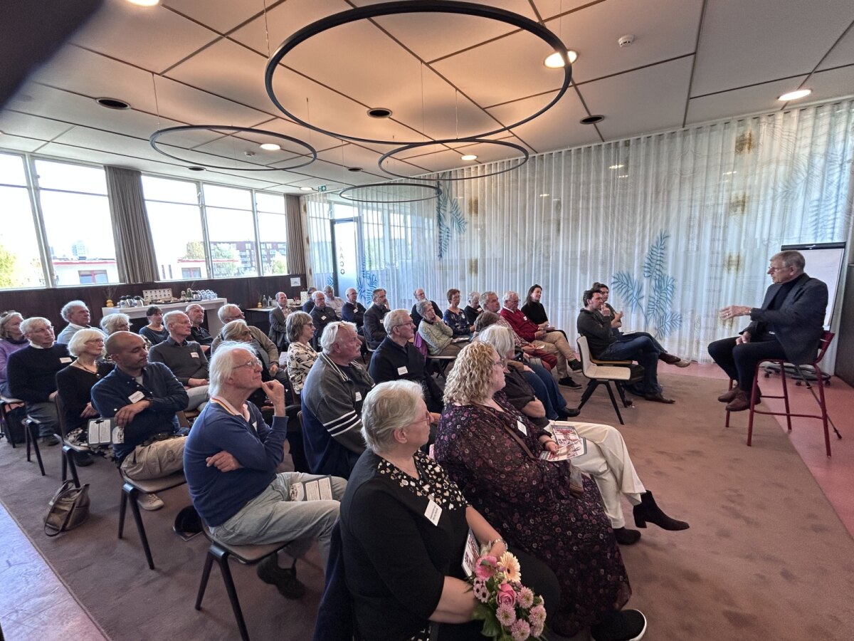 De familieden van de vijf omgekomenen werden eerst binnen door bestuursvoorzitter Willem ter Steege toegesproken (JT)