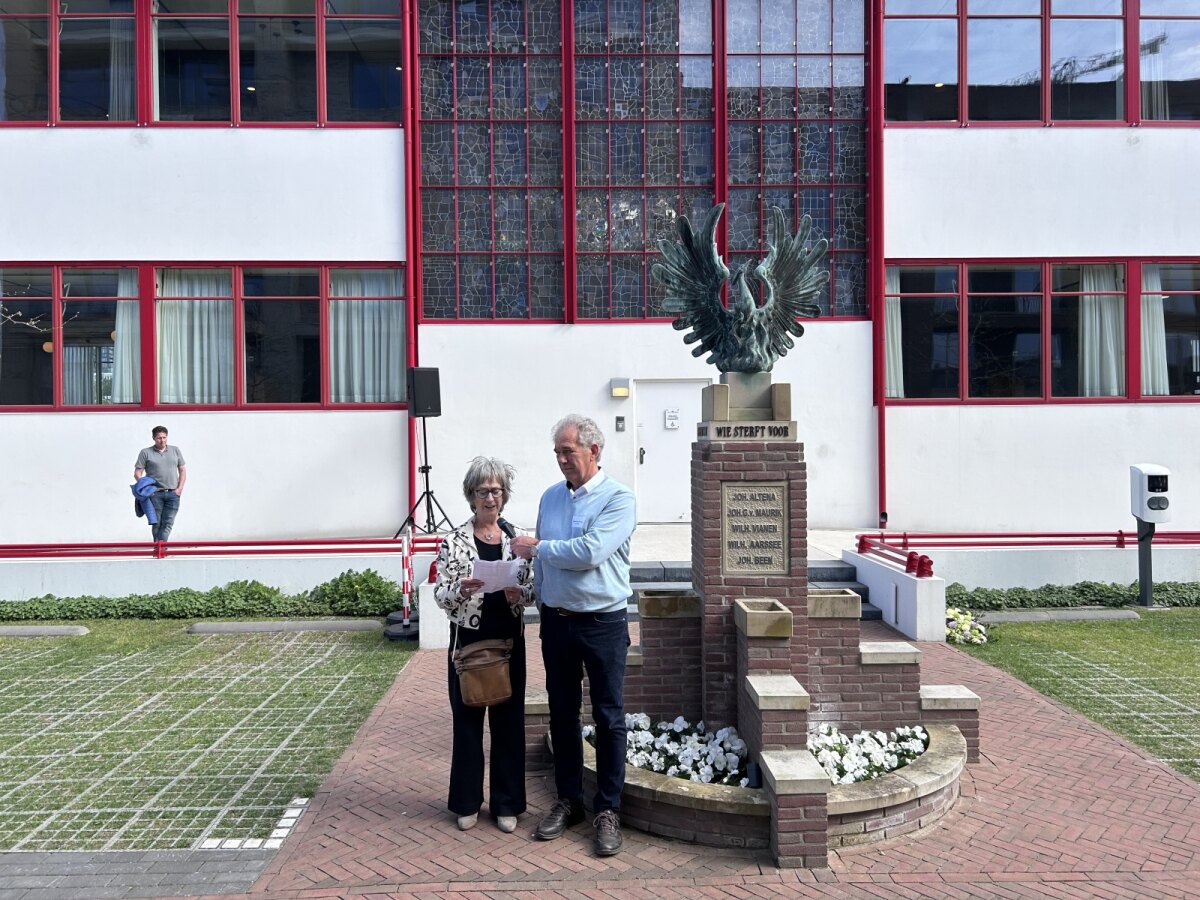 Dineke Been en Theo Mostert, familieleden van Jo Been (1919-1945) hielden allebei een toespraak (JT)
