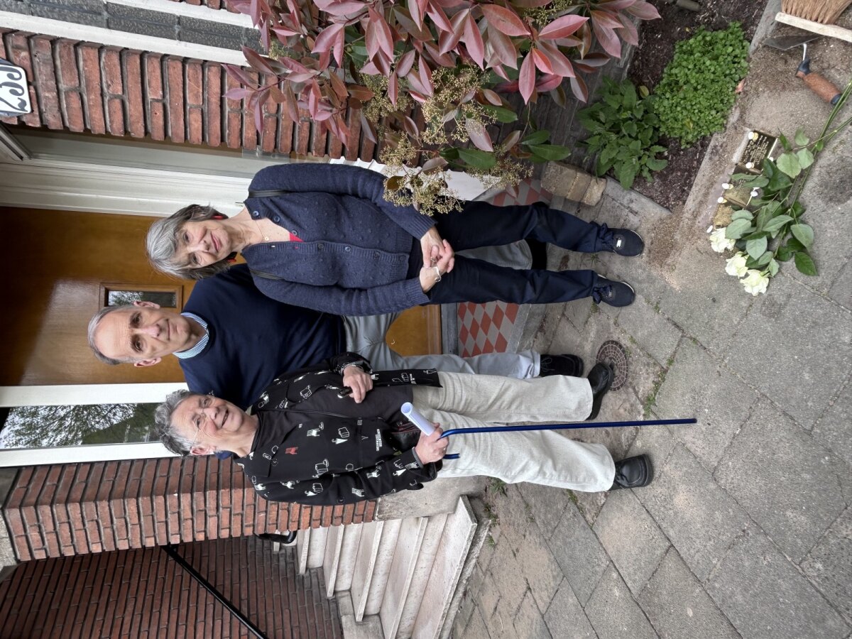 Annette, David en Judith (van links naar rechts) poseren op verzoek van de fotograaf bij de struikelsteentjes (foto: JT)