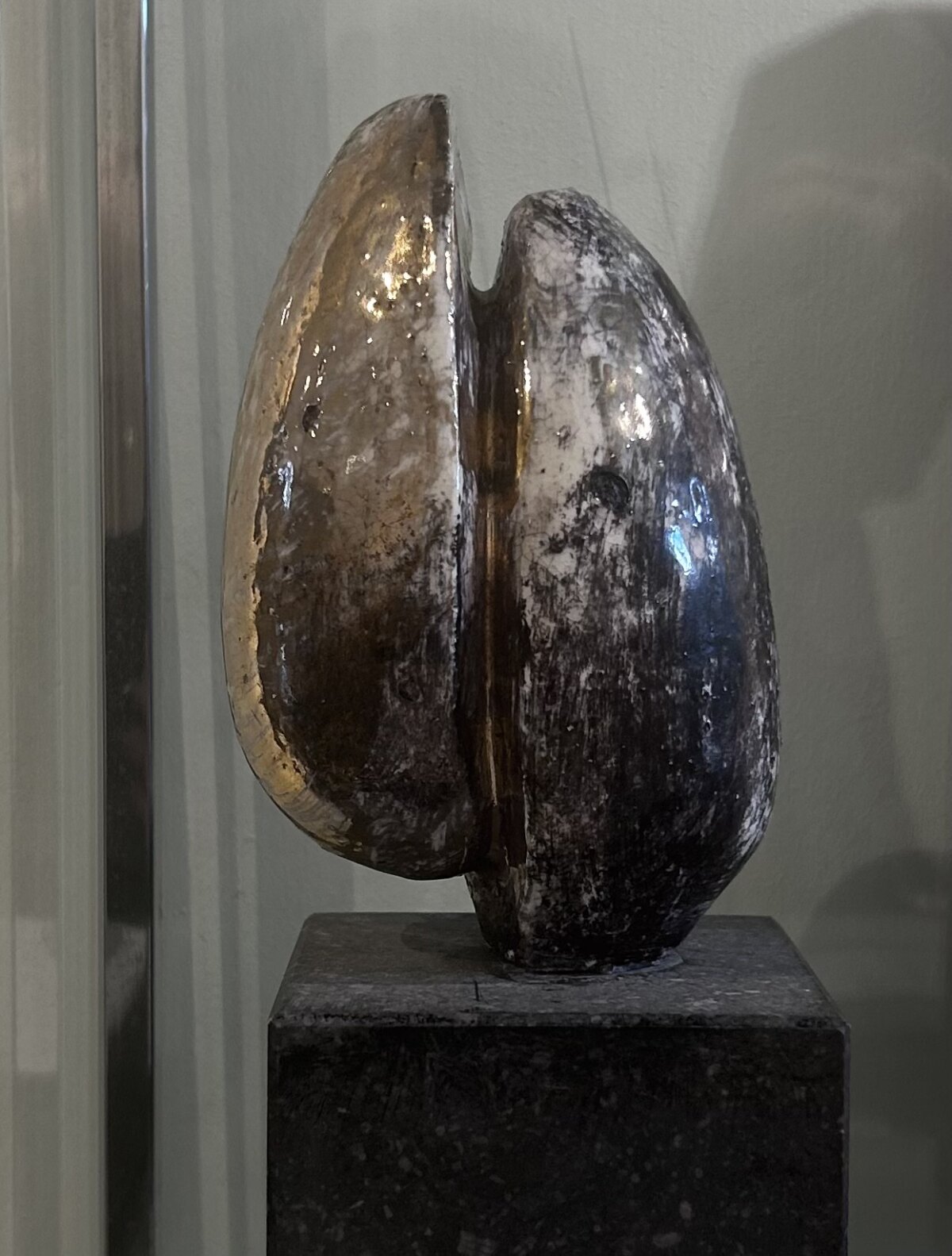 Onder meer te zien: een opmerkelijke kleine bronzen sculptuur van keramist (!) Gert de Rijk (foto: JT)