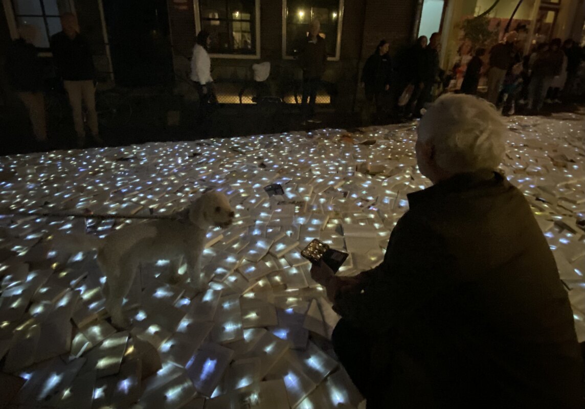 Schrijver en straatbewoner Arthur Japin liet zijn hond de rivier ervaren.