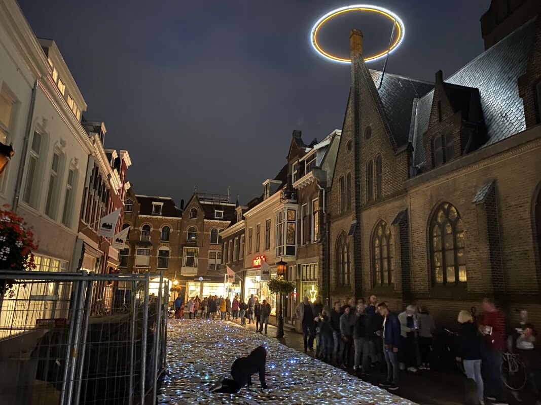 20.40 uur: iemand van de organisatie legt nog even een boek goed. 