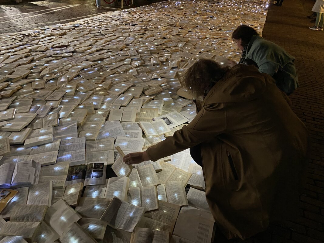 Tussen 19.45 uur en 20.45 uur mag niemand nog boeken wegnemen; kijken mag wel.