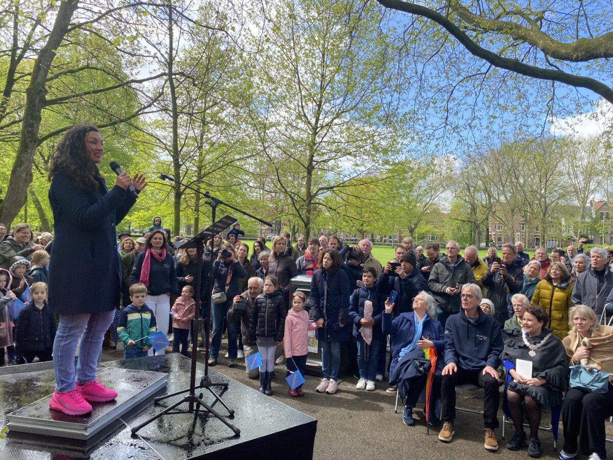 Michèle van Lier tijdens haar toespraak in het Wilhelminapark. Foto: JT