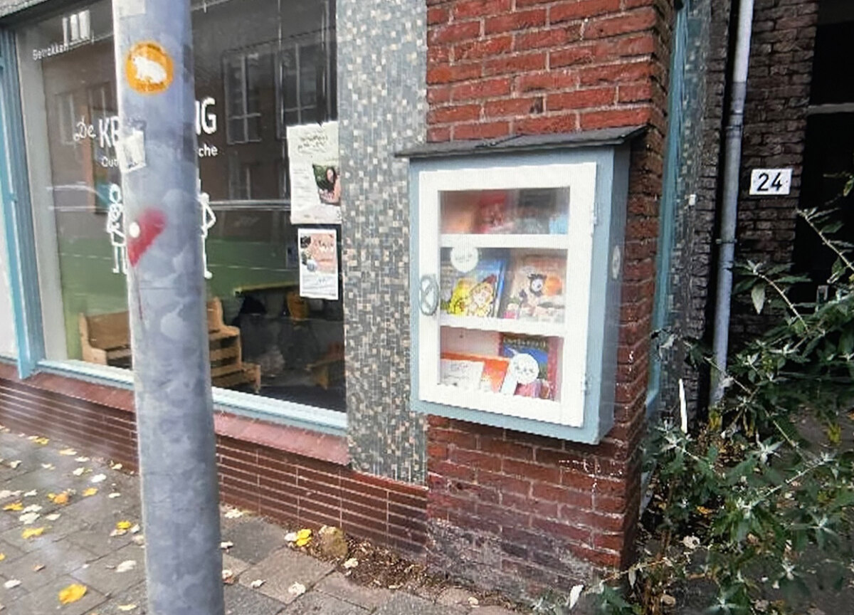 Het nog volle boekenkastje twee dagen eerder. Foto: Frans de Jonge