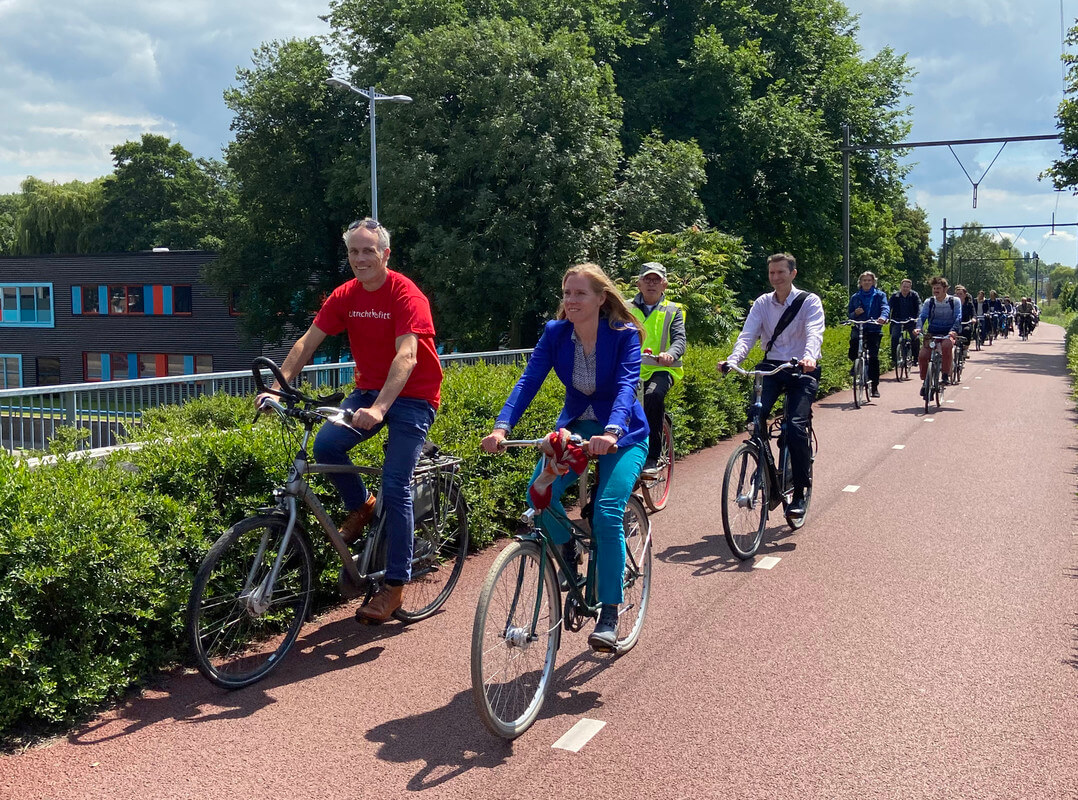 Met voorop wethouder Lot van Hooijdonk en projectleider Roelof Doedens fietste men vanaf de Koningsweg naar het nieuwe deel van de Oosterspoorbaan. Foto: Jim Terlingen 