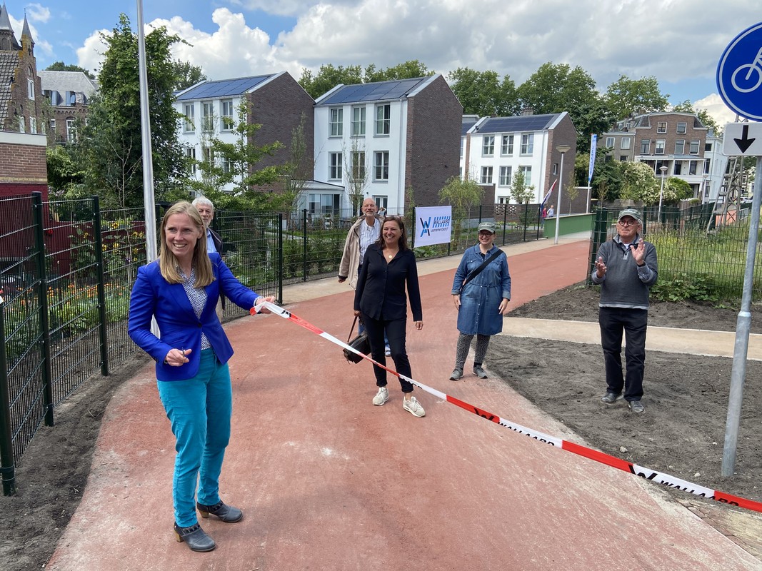 Wethouder Van Hooijdonk knipte het eerste lintje. Foto: Jim Terlingen