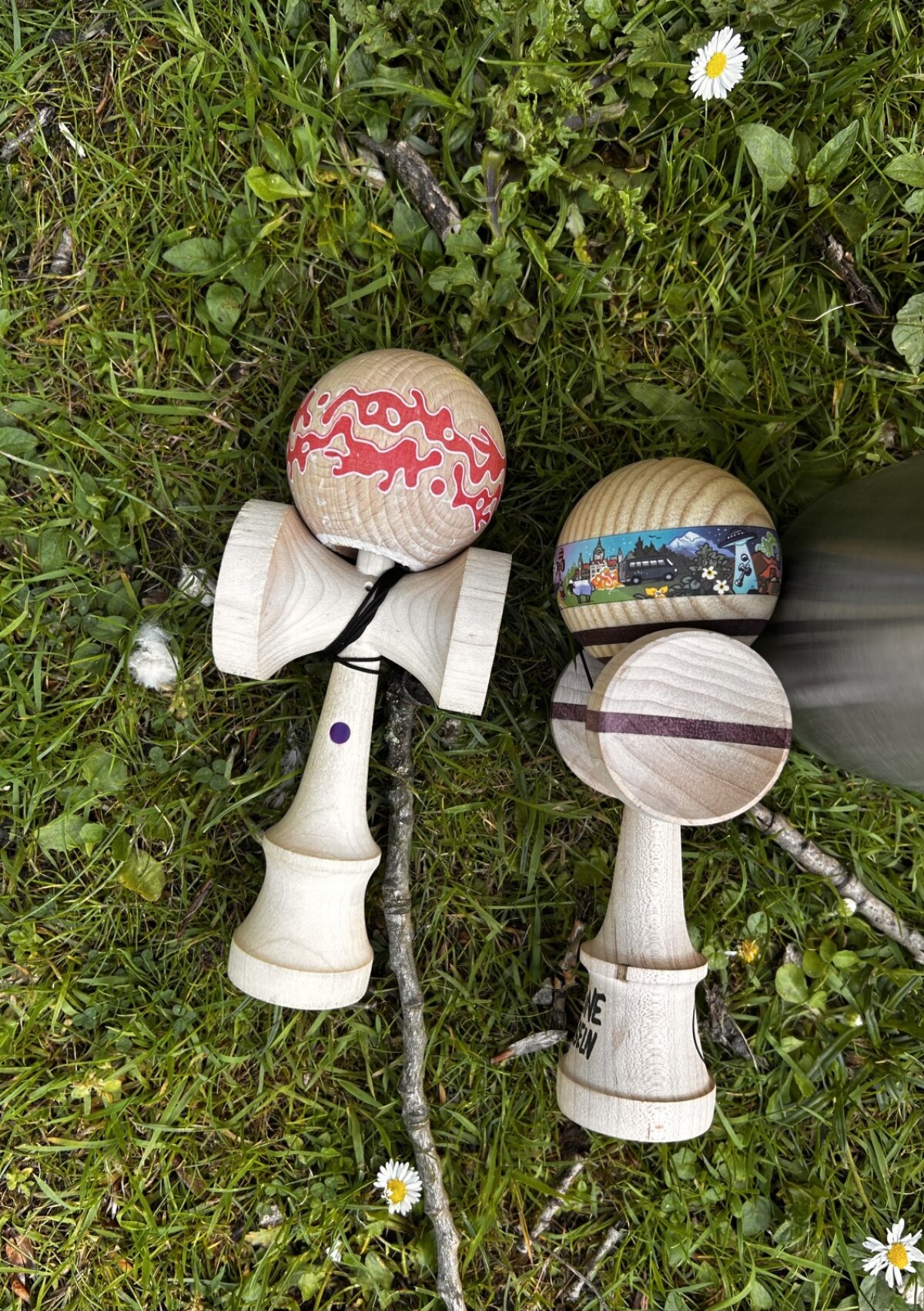 Twee kendama's. Foto: JT