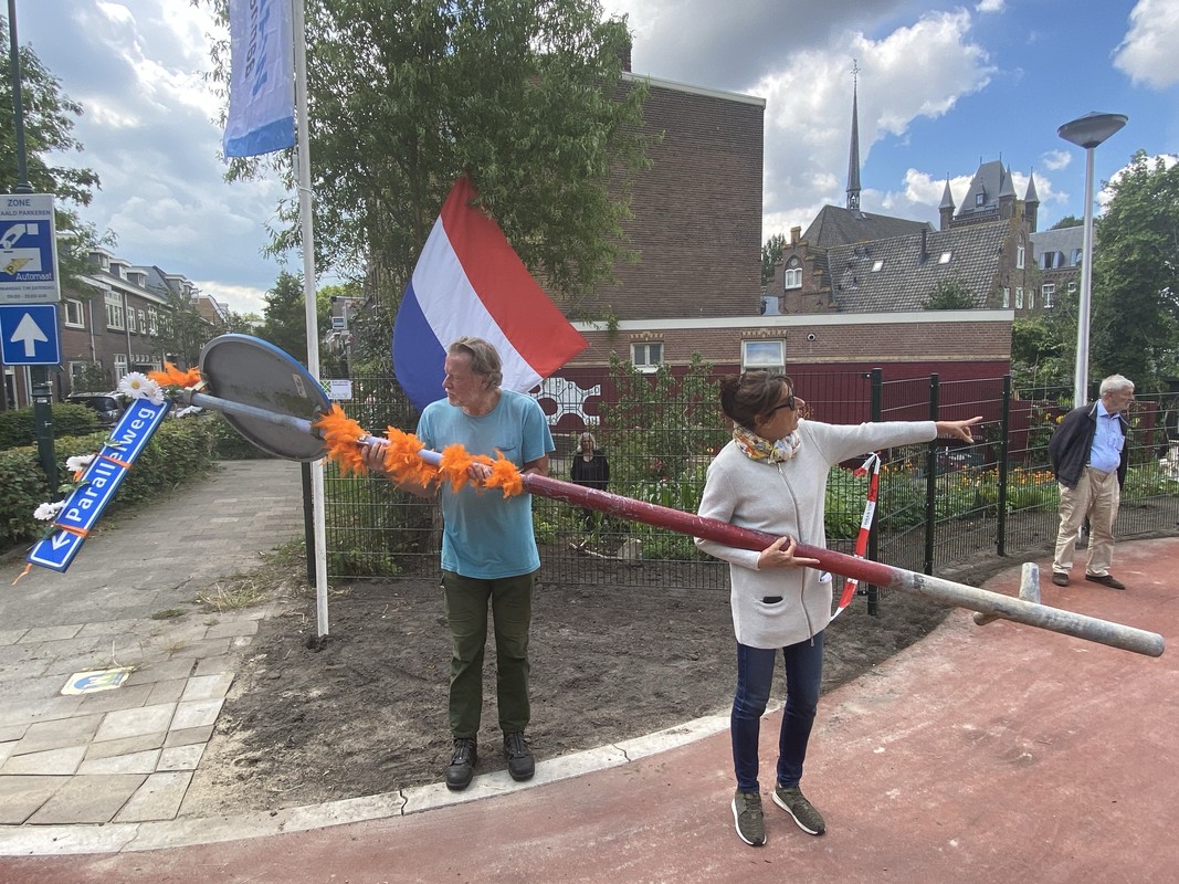 Abstederdijk-bewoners met de 'Parallelweg-paal'. Foto: Jim Terlingen